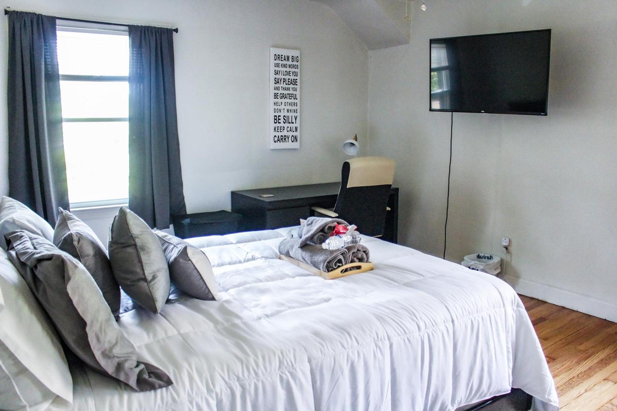 Master Bedroom In Home Away From Home Detroit Exterior foto